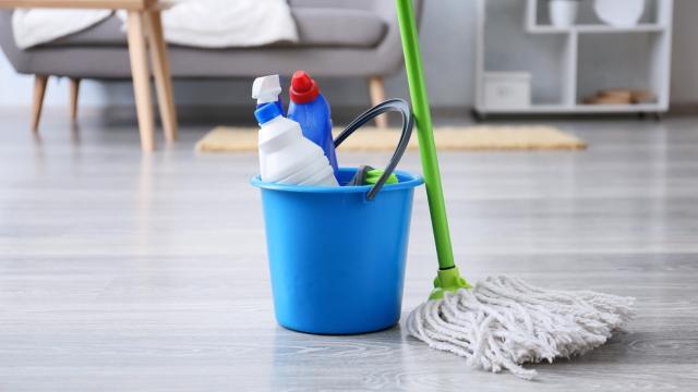 O truque mais inesperado, mas funciona: junte isso ao produto de limpeza para lavar o chão