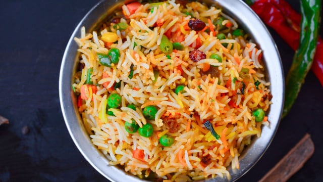 Arroz com frango de uma panela só (Créditos: Canva)