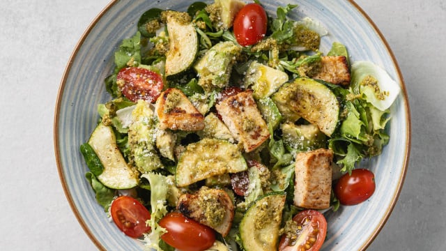 Molho de abacate é perfeito para saladas, mas também vai bem com massas, sanduíches ou até como patê (Créditos: Shutterstock)