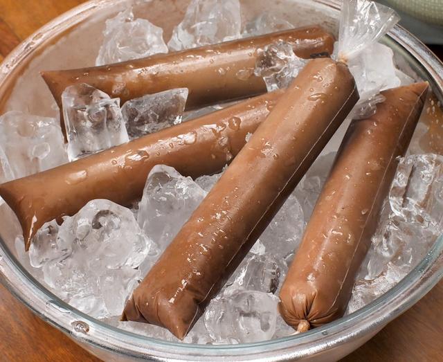Receitas de geladinho caseiro para refrescar as crianças nas férias de verão; é muito fácil de fazer