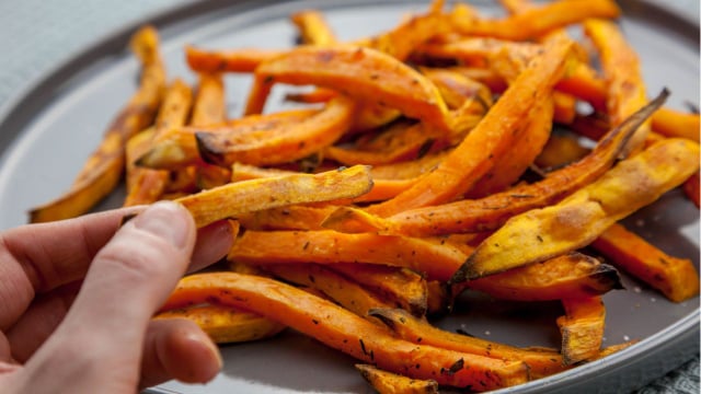 Troquei a batata frita por cenoura na airfryer e até meus filhos aprovaram essa receita que fica pronta em 20 minutinhos