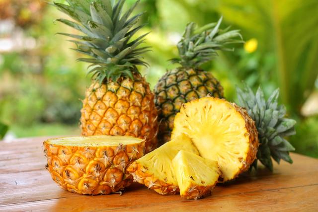 Benefícios do abacaxi: miolo (aquela parte que você joga fora!) é muito rico em bromelina. Entenda vantagens da substância!