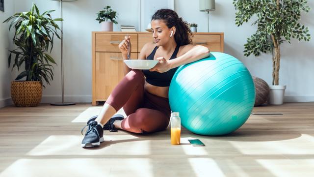 Sabia dessa? 5 benefícios de comer sentado no chão, segundo nutricionista
