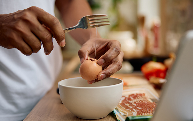 Não quebre o ovo ainda! Experimente verificar se está fresco com um esse truque de 5 segundos