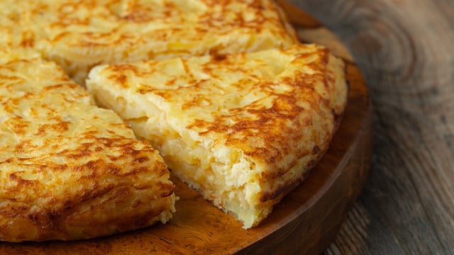 Os chefs concordam: “A melhor fritada leva 1 cebola, 6 batatas, 6 ovos e 300 ml de óleo”