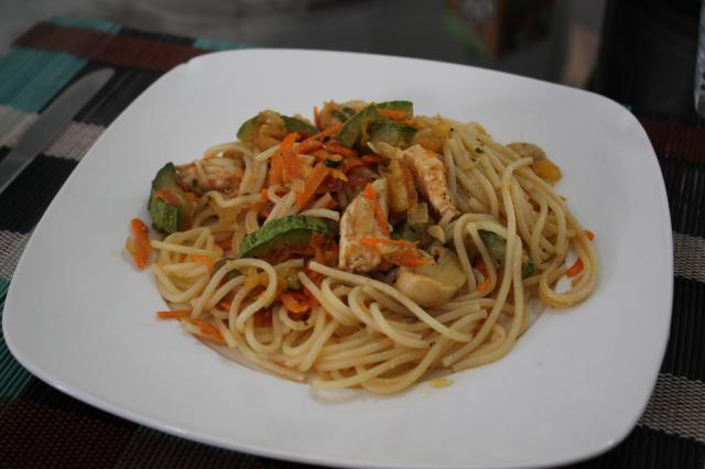 Essa receita de espaguete leva abobrinha, cenoura, azeitona, frango e temperos deliciosos (Créditos: TudoGostoso)