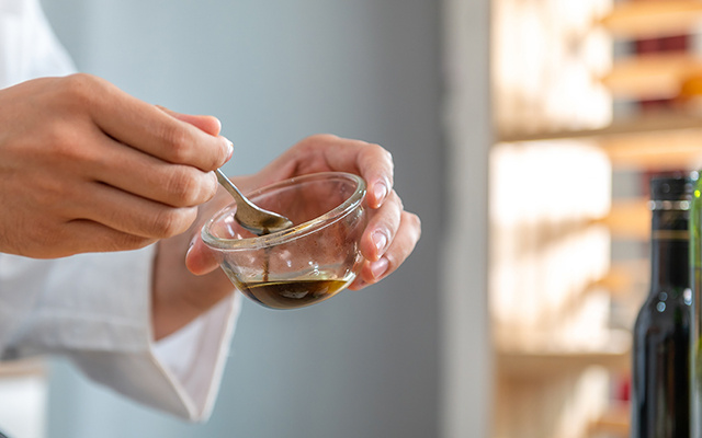 Por que é recomendado adicionar vinagre aos legumes durante o cozimento?