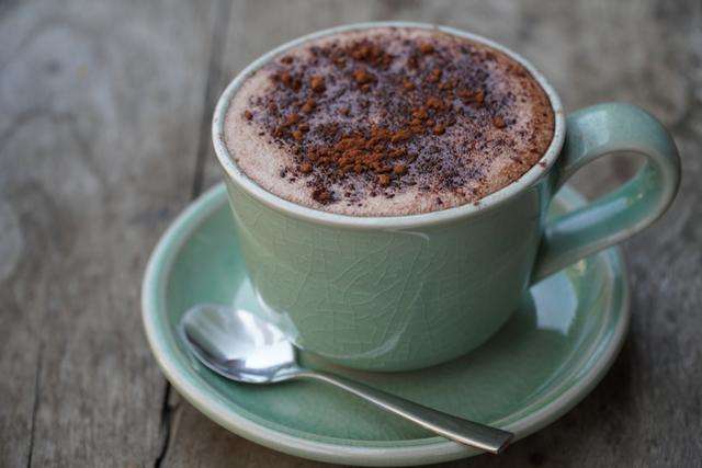 Chocolate quente no micro-ondas que fica pronto em 3 MINUTOS é perfeito para os dias frios!