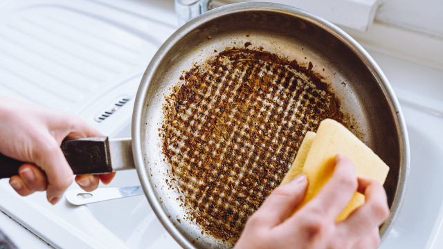 É isso que eu faço para tirar o queimado da panela antiaderente, sem dor de cabeça e sem esforço