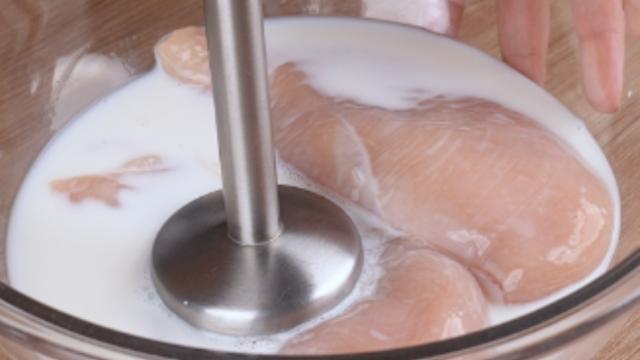 Já pensou em triturar frango com leite? O resultado é surpreendente!