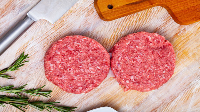 Como diz um açougueiro: o segredo para distinguir um bom hambúrguer de um hambúrguer realmente ruim é…