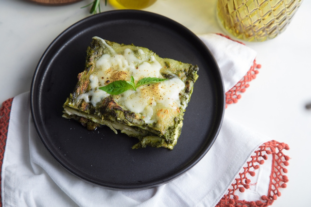 Depois que minha filha virou vegetariana, sempre faço essa lasanha ao molho pesto para ela: a família inteira come e não sobra uma fatia
