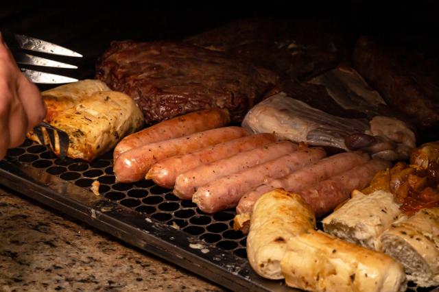 Churrasco é uma boa opção para reuniões entre familiares e amigos. (créditos: Shutterstock) 