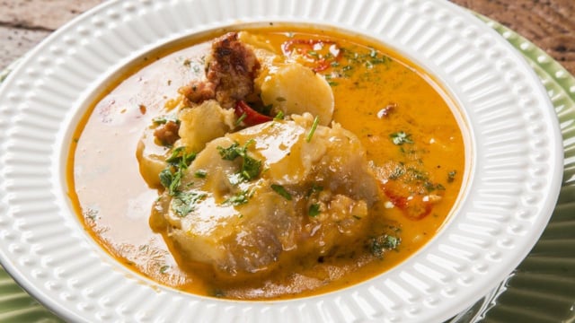 Caldo de mocotó tradicional bem encorpado servido em prato (Créditos: TudoGostoso)