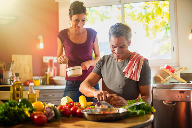 Esse hábito comum na cozinha pode estar contaminando os seus utensílios e louças, segundo especialista