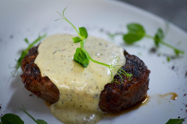 A receita de carne com creme de batata é perfeita para um almoço especial em família (Créditos: Shutterstock)