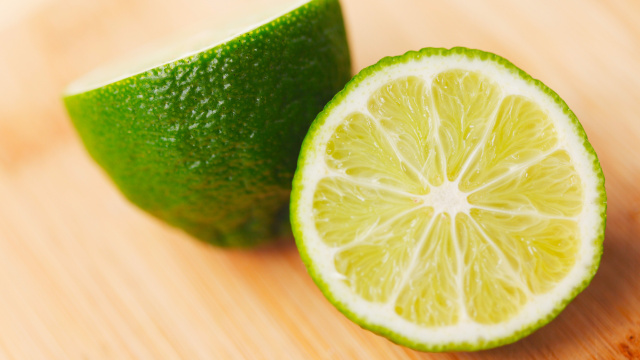 Pouca gente sabe, mas esse é o jeito certo de guardar o limão cortado na geladeira sem ressecar