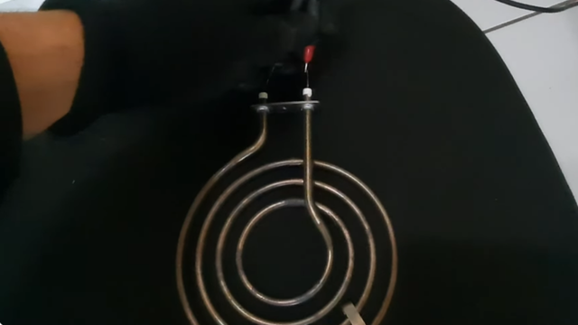 A  resistência da airfryer. (Créditos: Canal do Geiferson Tutoriais/ reprodução YouTube)