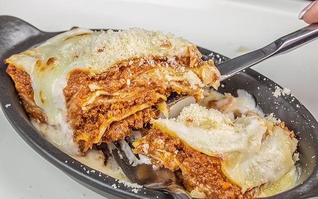 Lasanha rápida de frigideira: é só fazer a carne moída, refogar no molho, cozinhar a massa pronta de mercado ali mesmo e colocar queijo