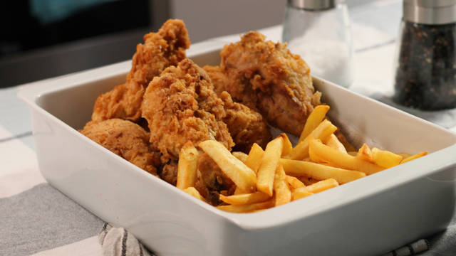 Frango frito crocante estilo KFC: depois dessa receita do TudoGostoso, o delivery perdeu a graça