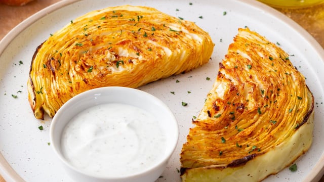 Chega de saladas e pãezinhos, o repolho fica muito melhor crocante: corte-o, asse-o e tempere com limão