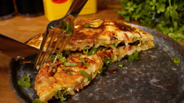 Um omelete rápido, fácil e nutritivo para o jantar. Aprenda a receita!