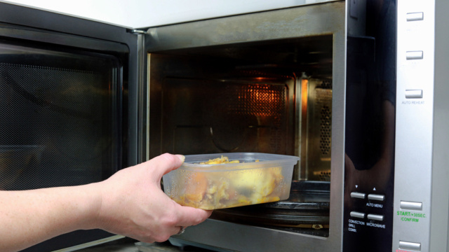 Os perigos de aquecer comida em recipiente de plástico mesmo sem BPA