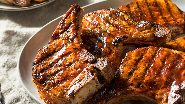 Costeletas suculentas começam com uma boa marinada e terminam com o tempo certo de descanso. (Foto: Canva)