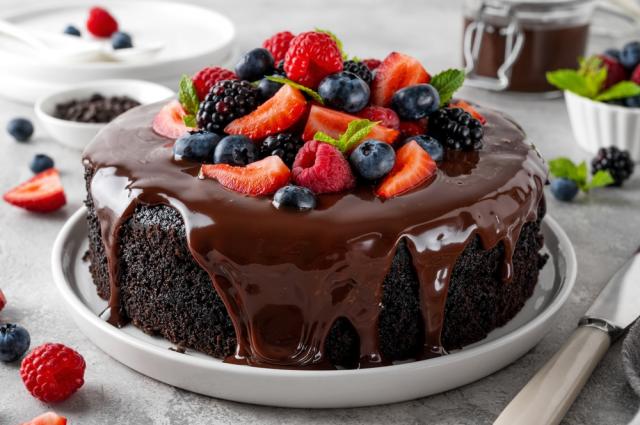 Esse bolo de chocolate bem molhadinho e com cobertura de brigadeiro é a guloseima preferida das festas da minha família; veja como fazer