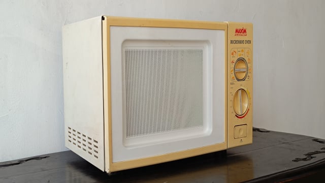 Eletrodomésticos amarelados ficaram para trás: truque simples com água oxigenada deixa qualquer micro-ondas como novo