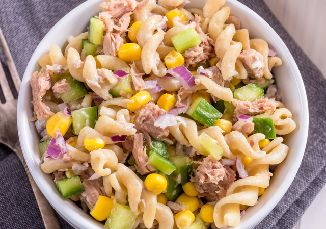 Pra aliviar o calor: salada refrescante com molho especial leve e fácil de fazer