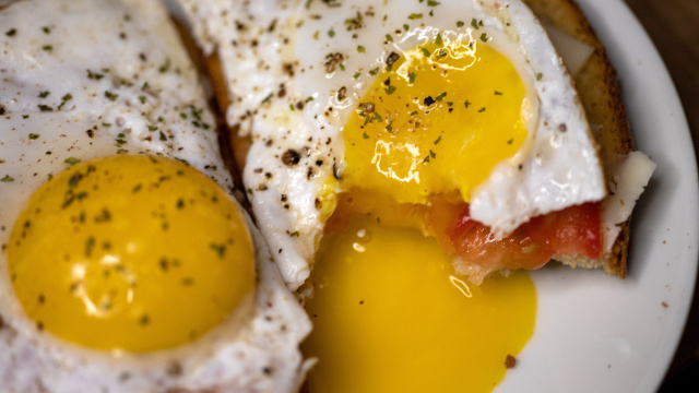 Salmonella além dos ovos: poucas pessoas sabem, mas esses 2 hábitos na hora de preparar a carne podem facilitar a transmissão