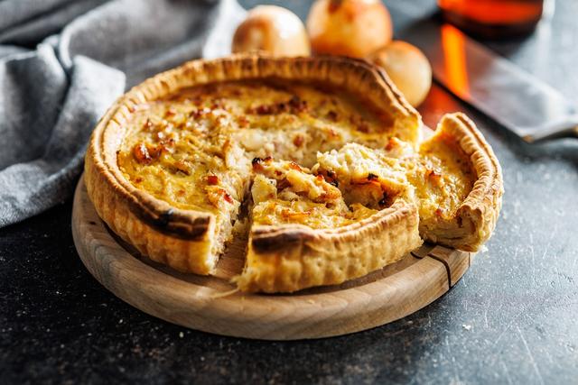 Sobrou frango do almoço? Aproveite o ingrediente para preparar uma deliciosa quiche com massa que desmancha na boca