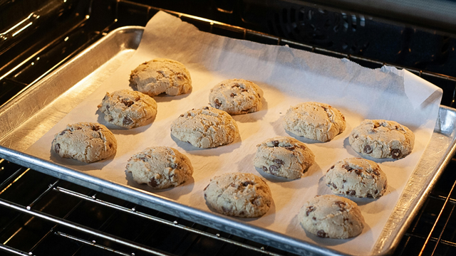 Não murcha, nem fica duro: fiz a receita do autêntico cookie com gotas de chocolate do TudoGostoso e ficou melhor que o americano