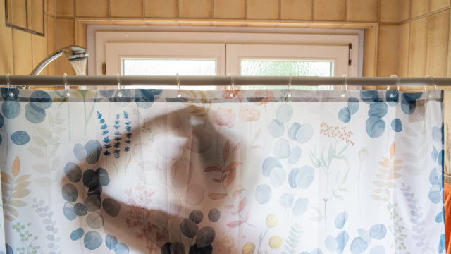 Adeus cortina de chuveiro: a nova tendência é moderna e não enferruja na água do chuveiro