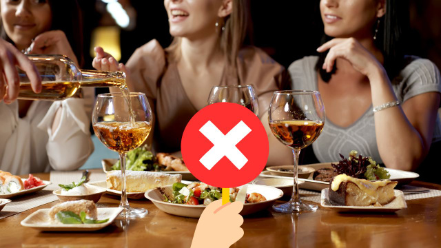 Eles reservaram uma mesa para seis pessoas em um restaurante: 20 minutos depois, foram expulsos