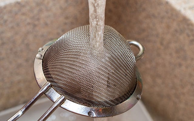 Durante anos, a água passava direto pela peneira sem tirar o detergente, até que aprendi como lavá-la do jeito certo