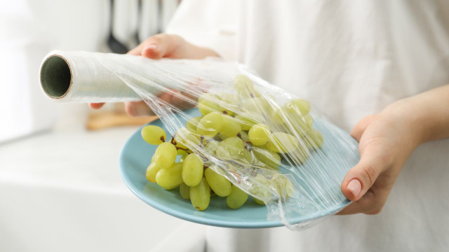 Todos usamos o plástico-filme errado a vida inteira, mas existe um método que impede o perrengue que vou ensinar agora