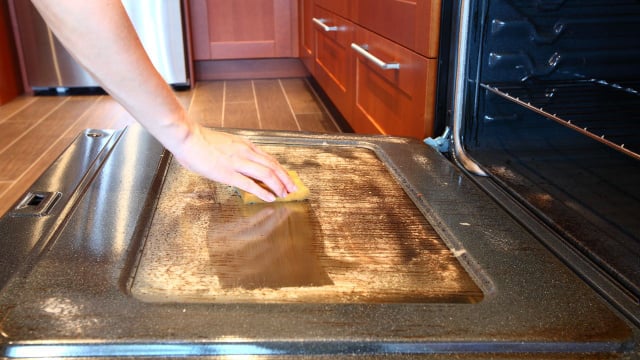 Esqueça a gordura queimada no forno: o método de limpeza com vinagre recomendado por especialistas