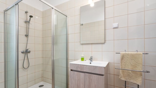 Nem azulejos nem tinta: 5 tendências para transformar o banheiro em 2026