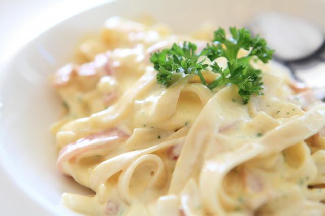 Um macarrão delicioso com presunto, ervilha e creme de leite (Créditos: TudoGostoso)