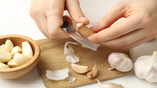 Parei de jogar as cascas de alho fora depois que eu descobri essa utilidade maravilhosa