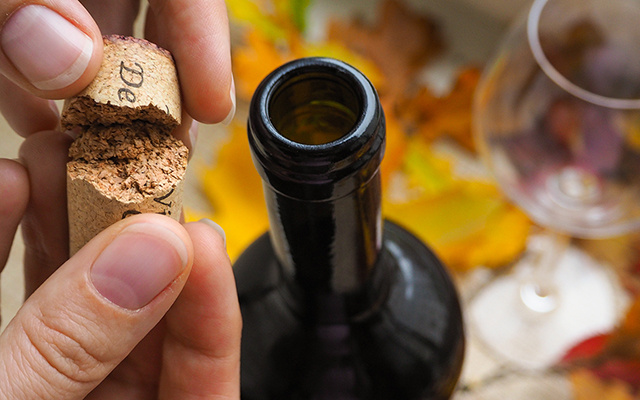 Se a rolha quebra na hora que eu abro uma garrafa de vinho, isso significa que a bebida está ruim?