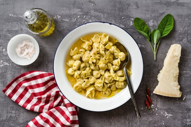 Nem sopa de legumes, nem caldo verde: minha família italiana sempre faz Capeletti in Brodo, receita clássica, quentinha e fácil de preparar