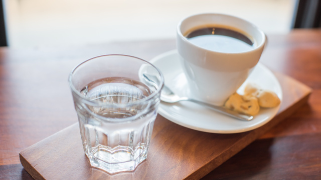 Por que recebemos um copo de água quando pedimos um café?