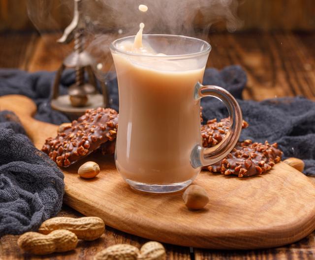 Chá de amendoim: a receita fácil, gostosa e superfácil para os dias mais frios