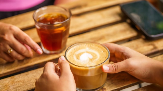 Beber café e chá não conta como hidratação? Desmistificando o mito e a explicação da ciência
