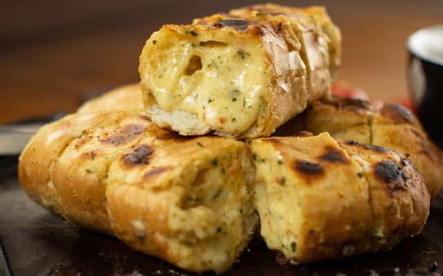 O pão de alho é indispensável em qualquer churrasco (Créditos: TudoGostoso)