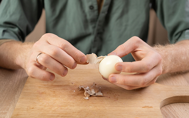 Cientistas revelam como fazer “ovos cozidos” que são fáceis de descascar, não grudam na casca e não têm membrana pegajosa