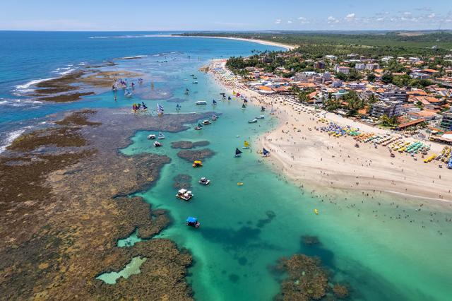 O litoral pernambucano tem piscinas naturais de águas calmas e transparentes (Créditos: Shutterstock)